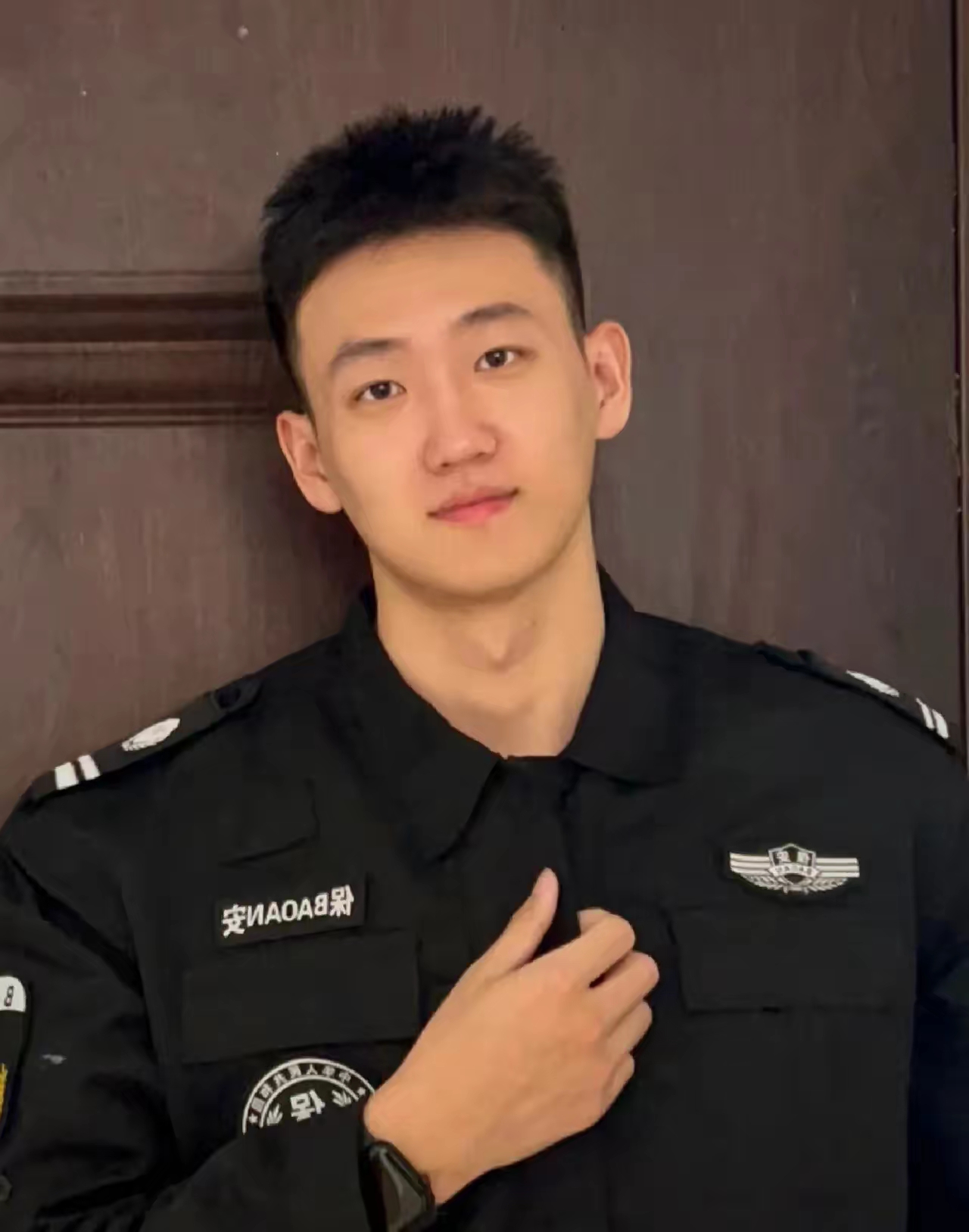 他不过二十余载年华,却以每月2800的薪水,守护着这片社区的安宁