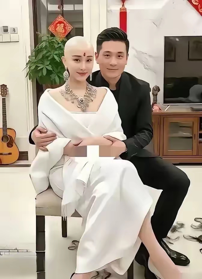 这位天生丽质的女子,仿佛从画中走出,无论以何种装扮