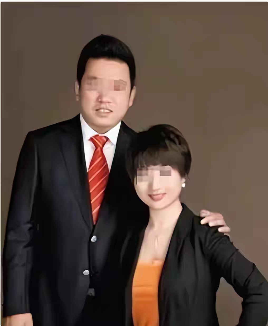 2014年,华山山顶一处巨石缝隙中突然钻出一个人