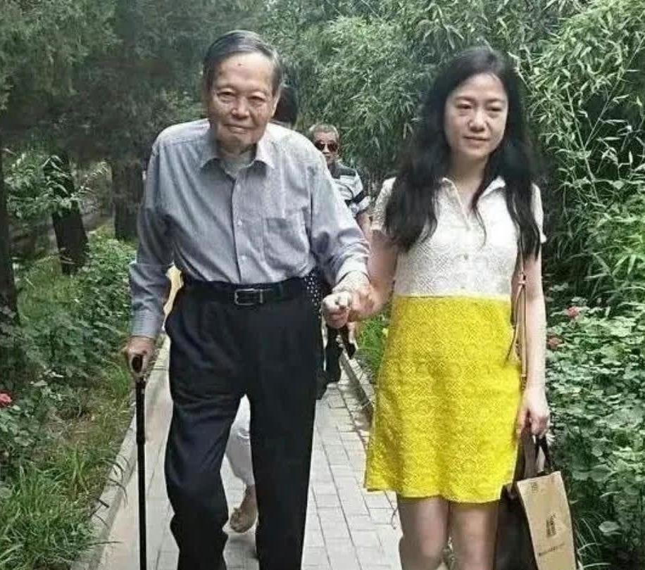 杨振宁和翁帆甜蜜出游,杨振宁100多岁了精神还那么好,还可以自己走路