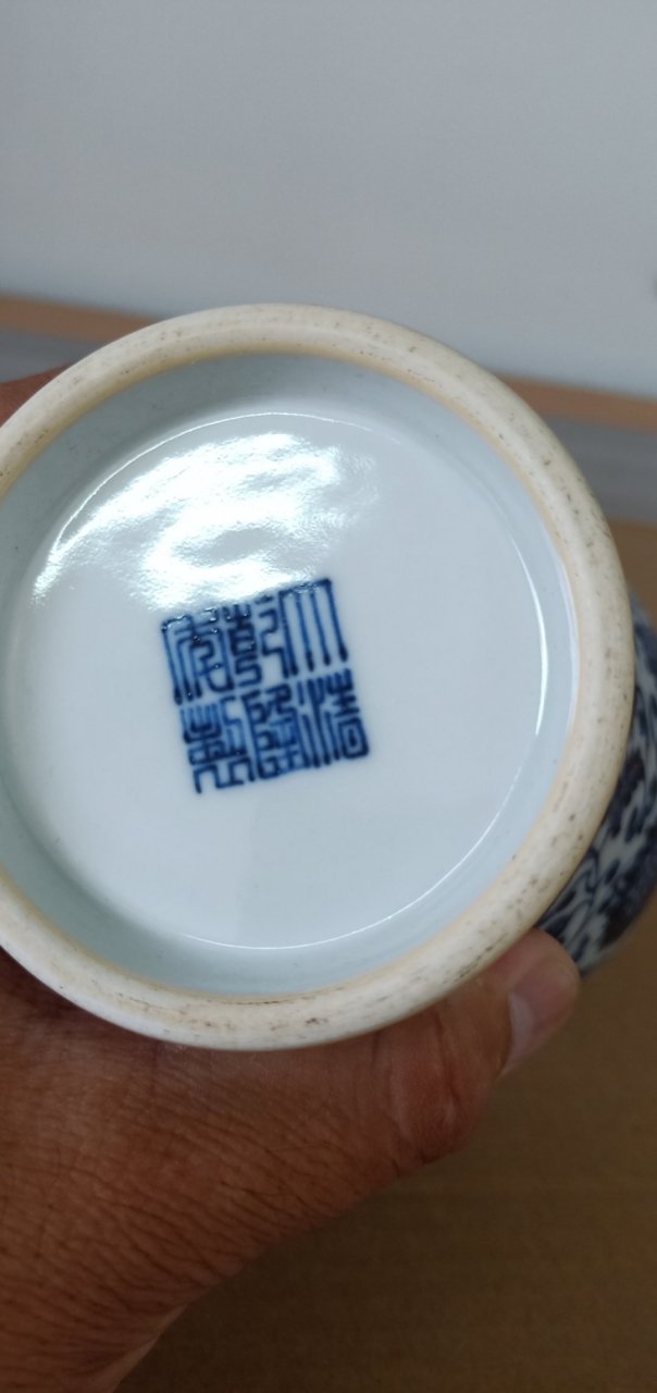 精品瓷器欣赏  大清乾隆年制官窑青花缠枝莲纹小梅瓶