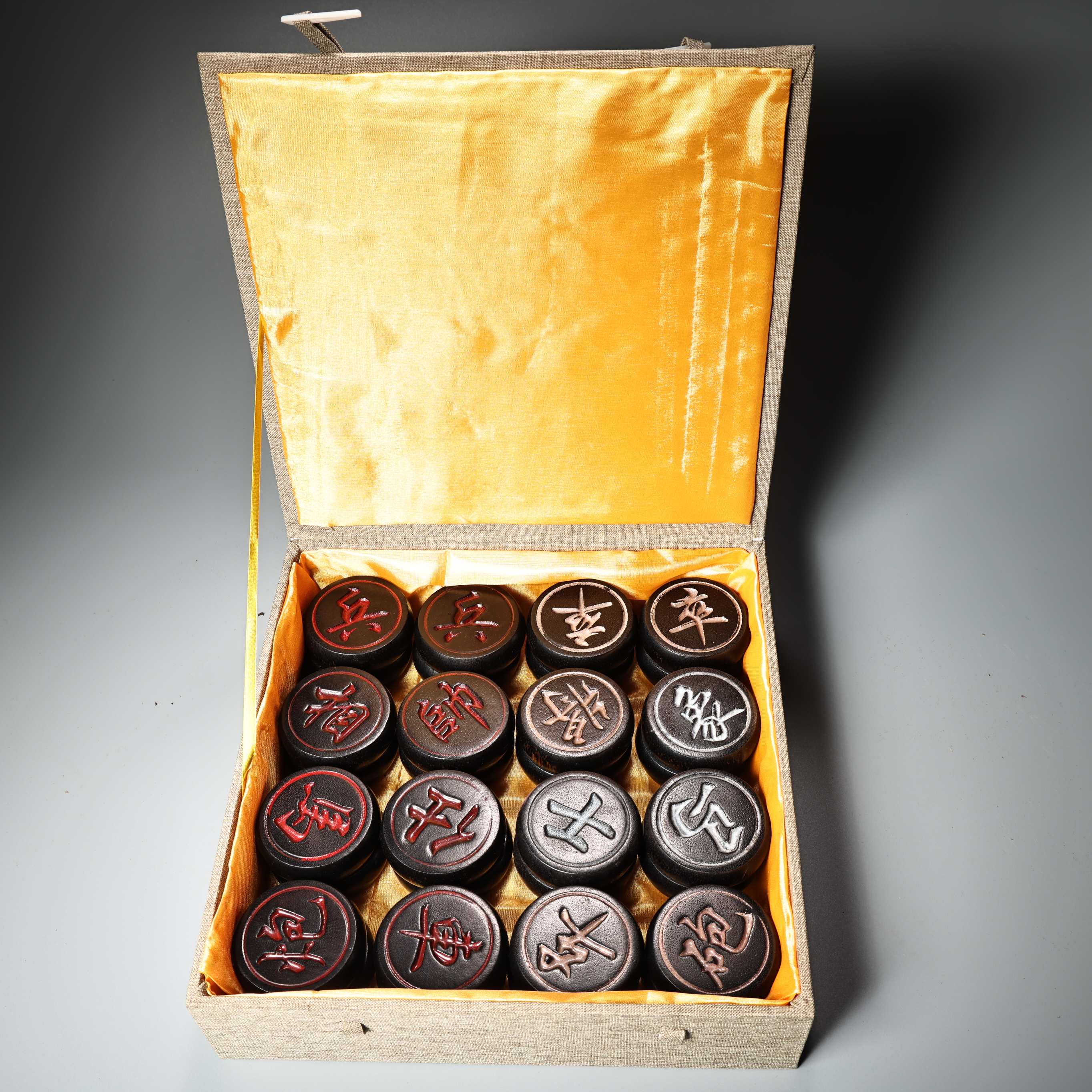 珍品旧藏收高浮雕錾刻雕刻黑犀牛角象棋一套 工艺精湛