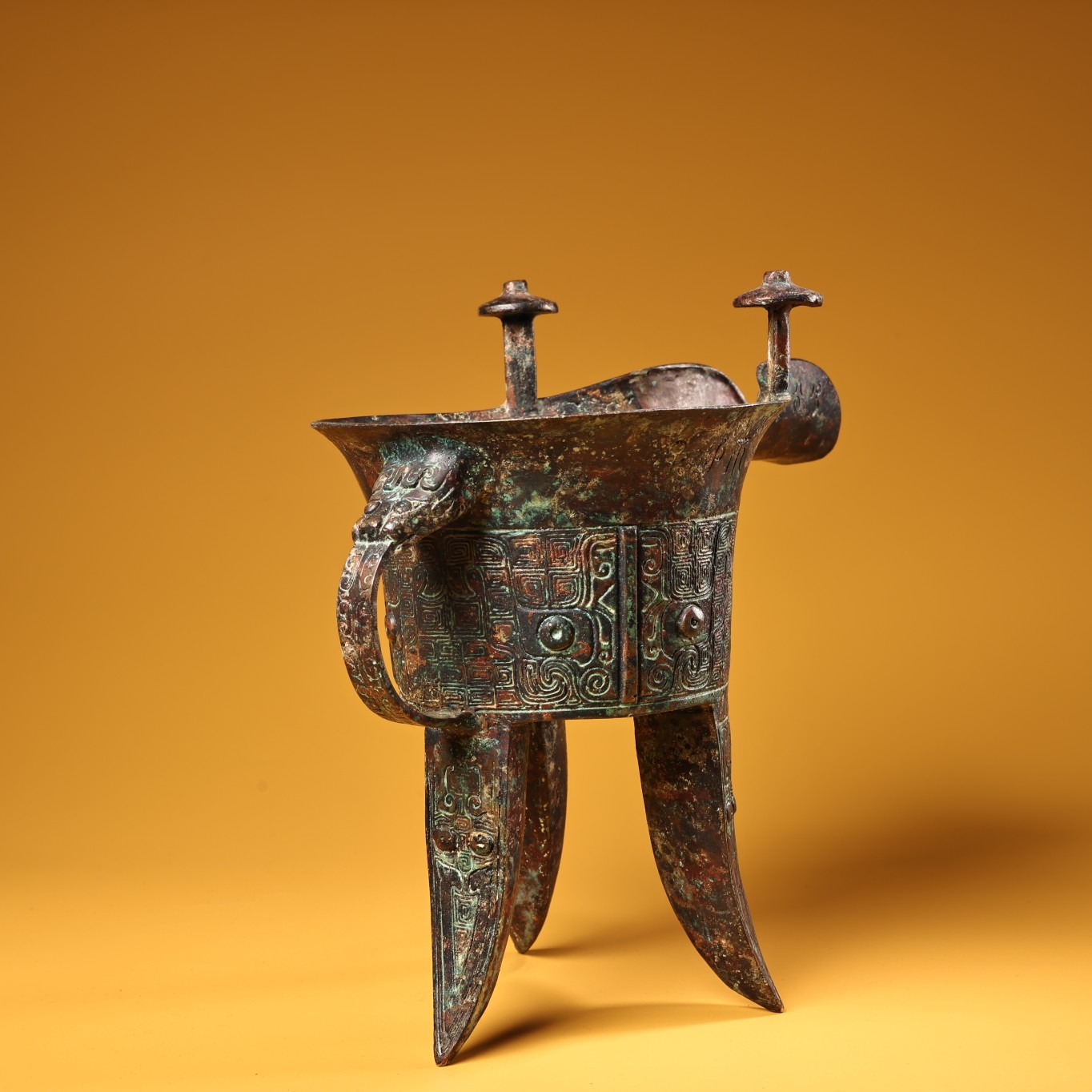 收旧藏珍品,三足酒觶,青铜铸就,酒韵悠长