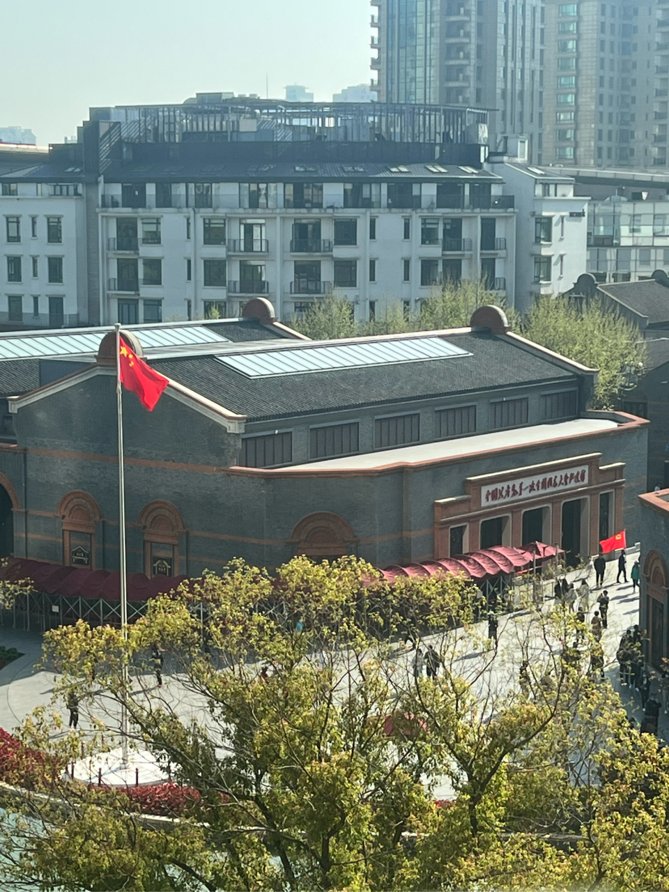 一大会址位于今天上海大都市核心的国际商务区.