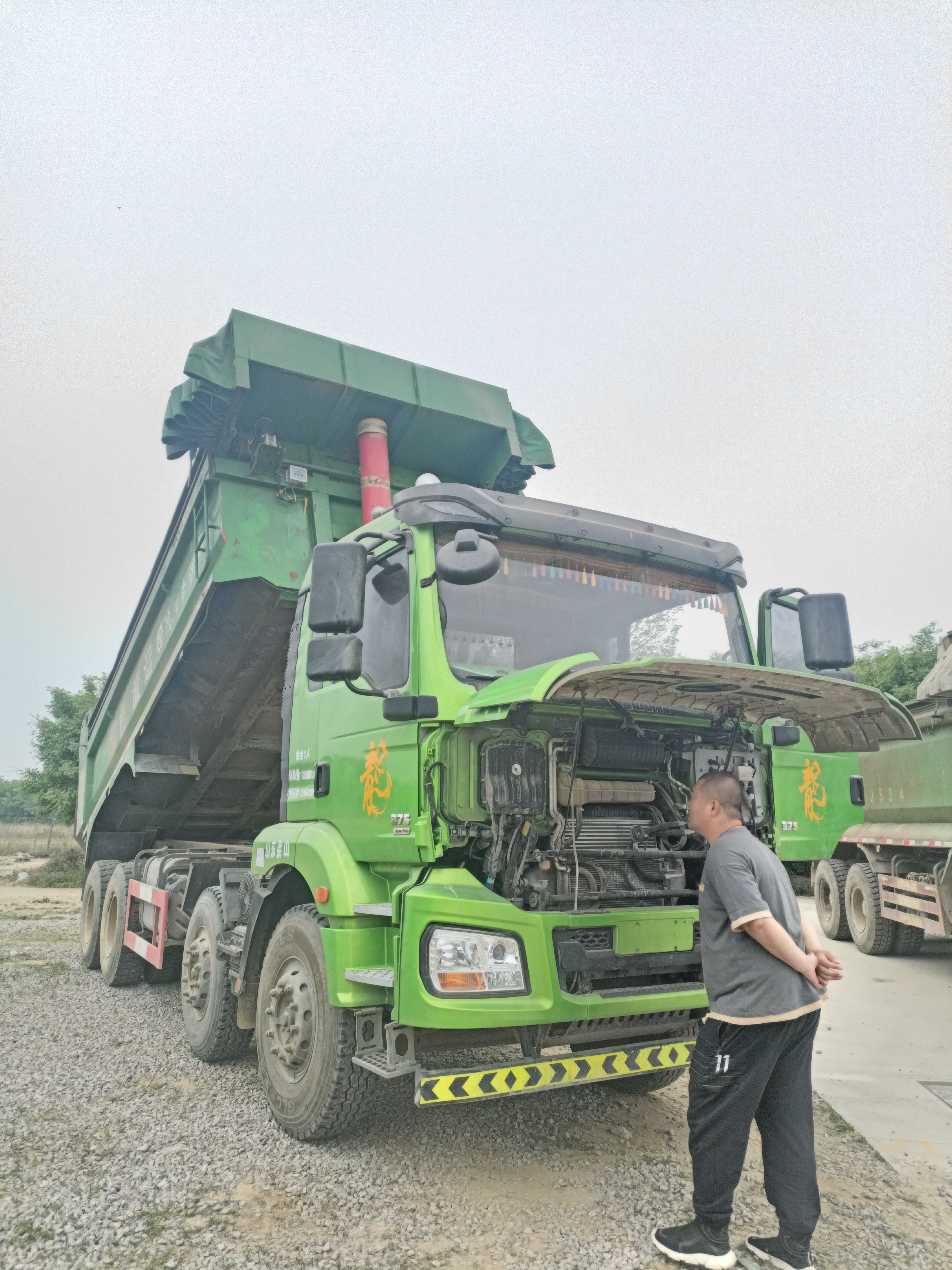 陕汽渣土车 前四后八图片