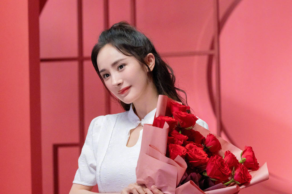 宋威龙和现在的小女友感情挺好的,基本是天天黏在一起,团队也不果他