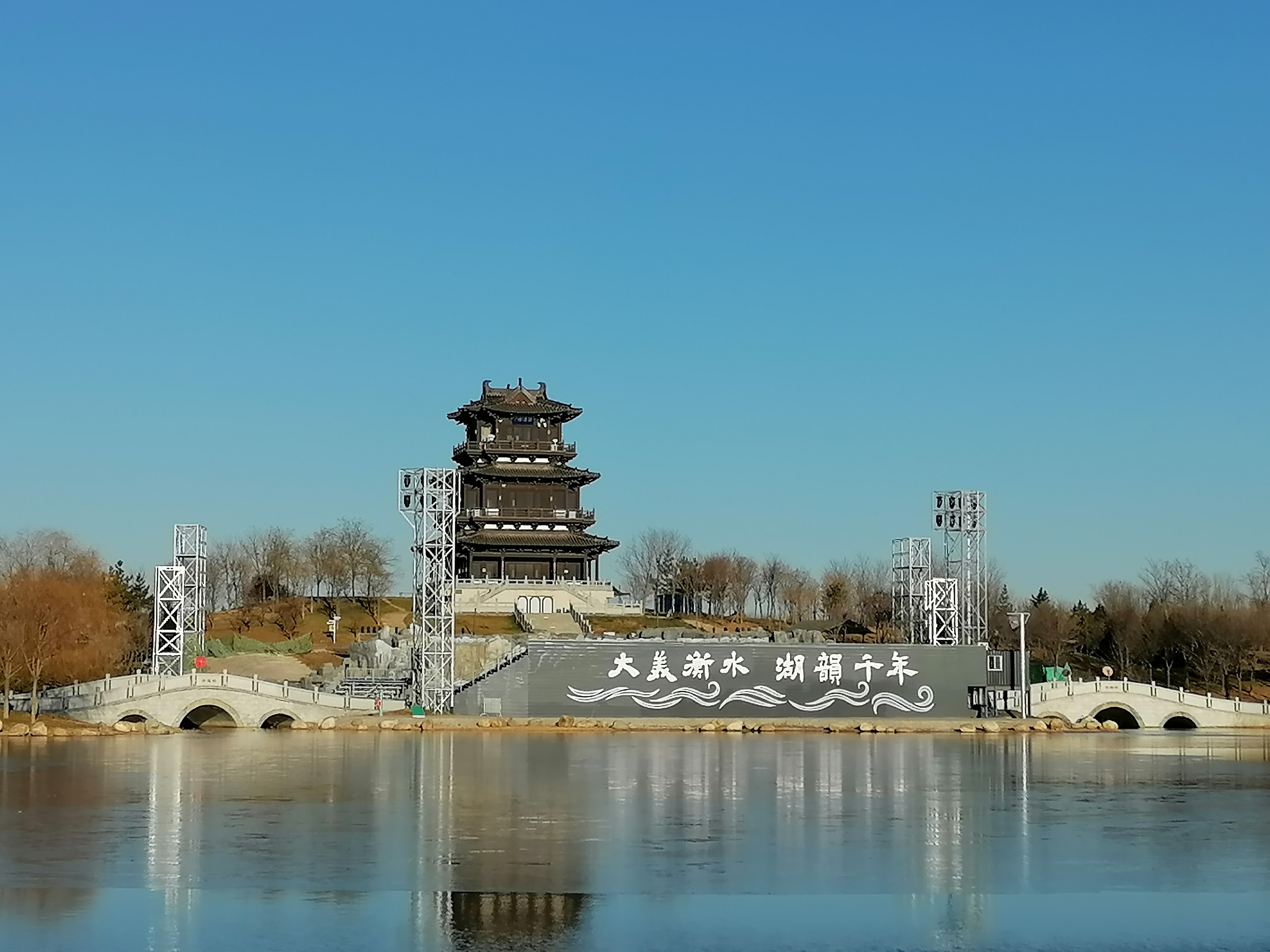 令人惊喜的是,衡水市区绿色能源公交车全部免费,坐上18路公交约半个