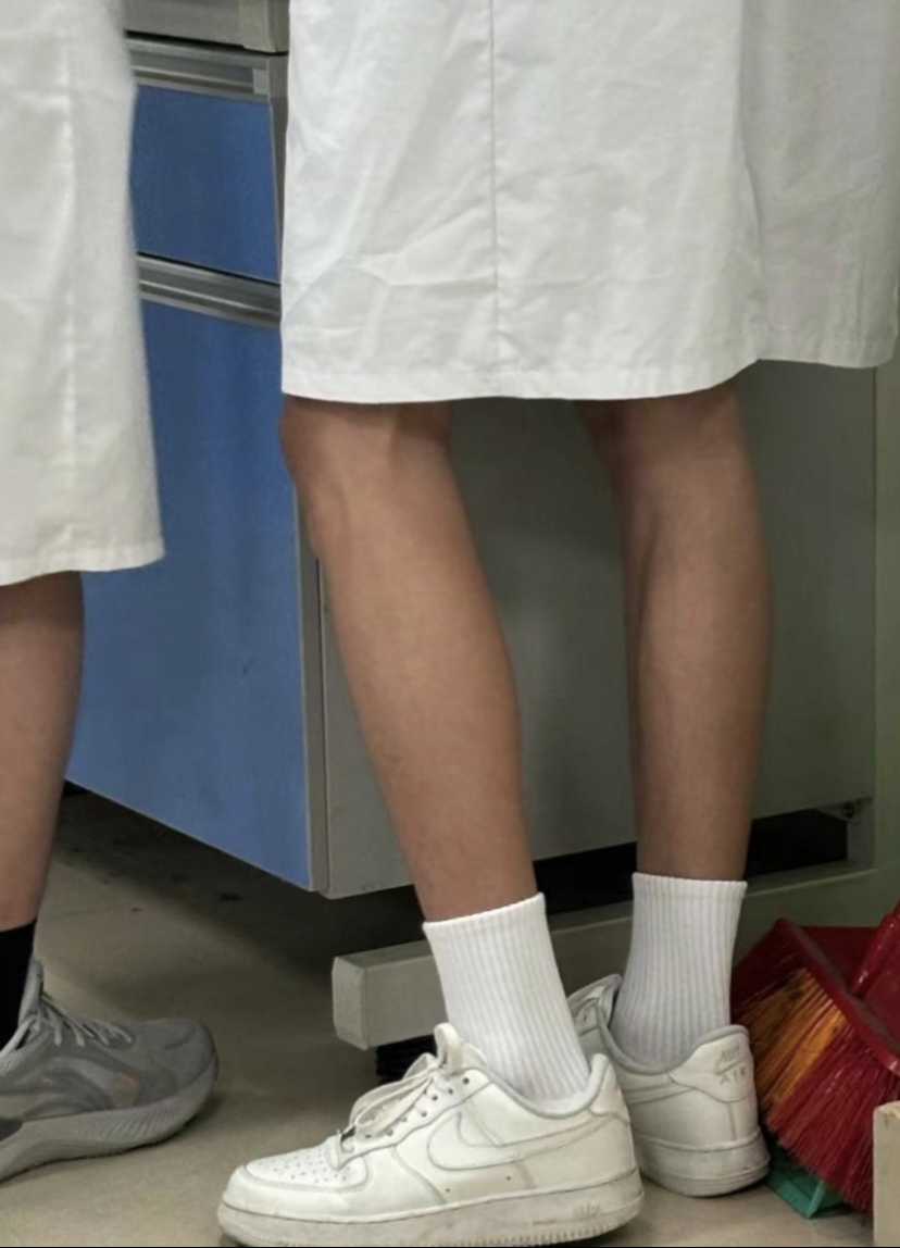 实验室里男生的腿,作为一个女生我觉得我对不起牛仔短裤!