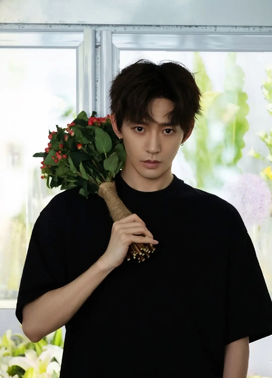 真的爆了 虽然微博粉丝刚刚突破300万 但最近各方面热度都火到不行