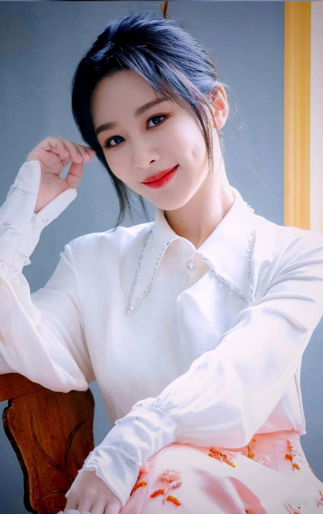 杨紫,一位魅力十足的性感女神.她的美丽如同璀璨星辰,令人目眩神迷