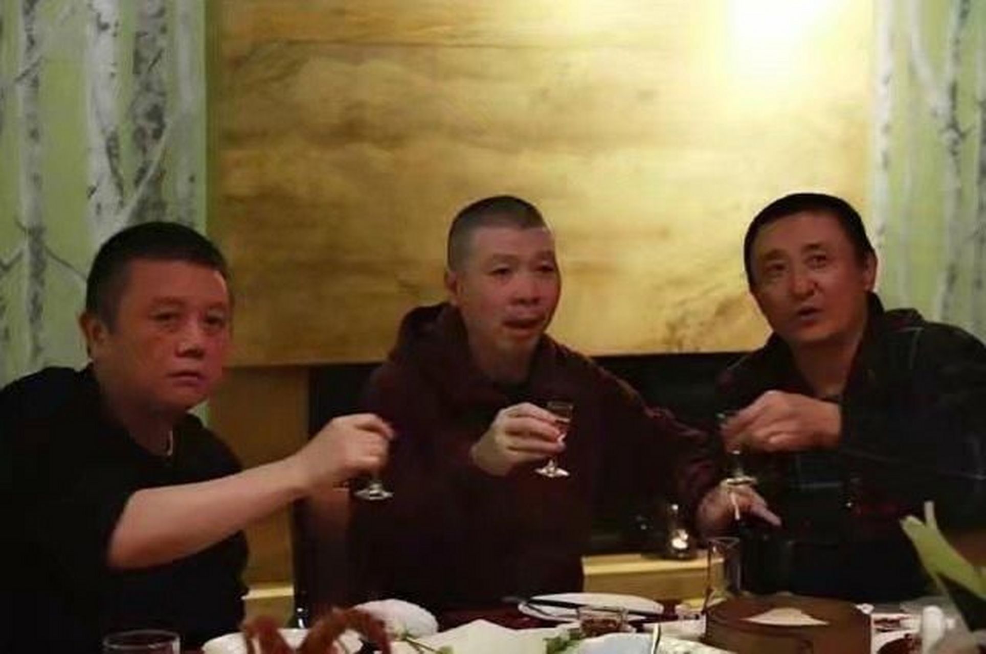 冯小刚:我跪舔的是生活,不是京圈那帮人 著名导演叶京曾经拍过一部