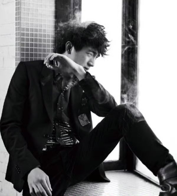 虽说吸烟有害健康,但林更新抽烟怎么那么痞帅呢!