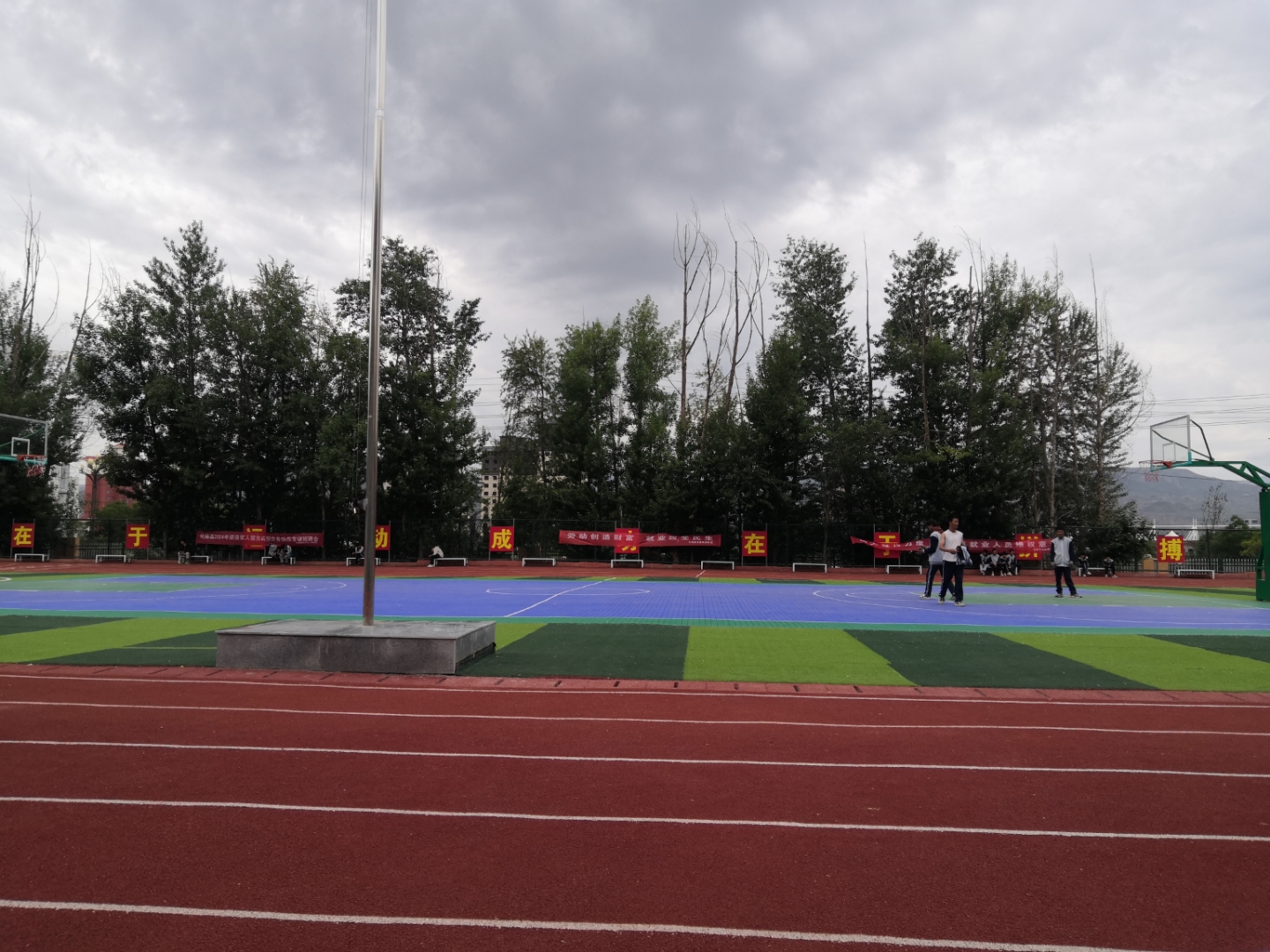 现在的学生选择面很宽,初中毕业,如果高中没什么希望