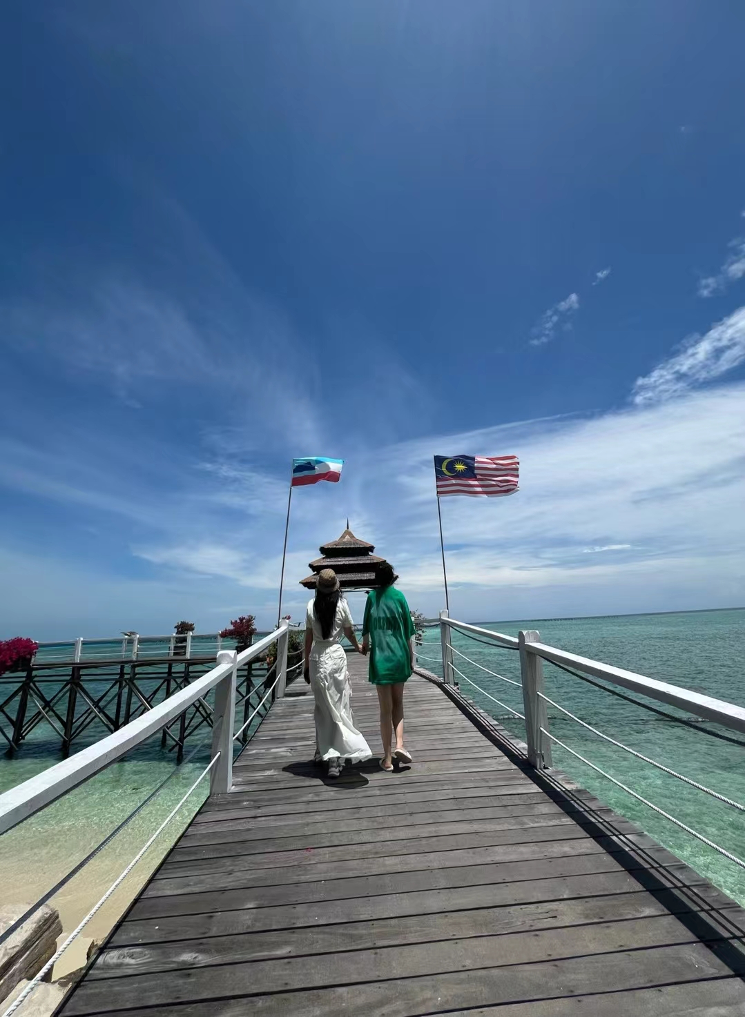 今天,与好友漫步于海边的桥上,听海浪轻轻拍打着岸边,感受着微风拂面
