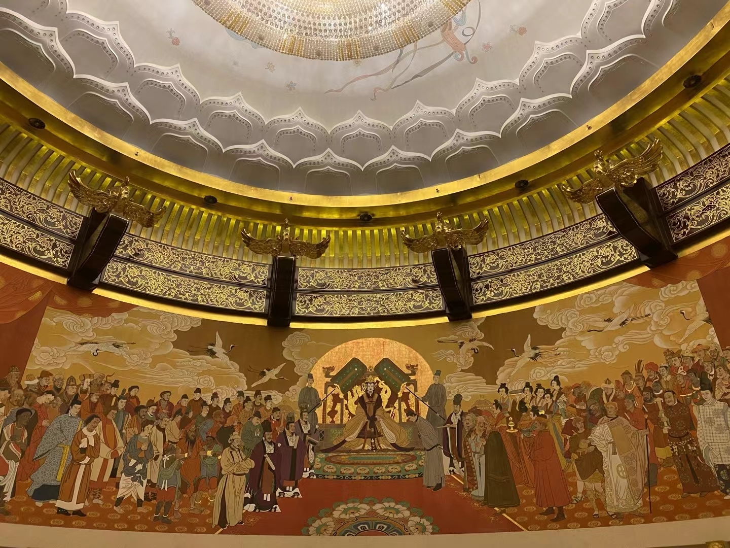 深红与金,历史的厚重与现代的气息交织,琉璃瓦在黄昏的蓝天下更显璀璨