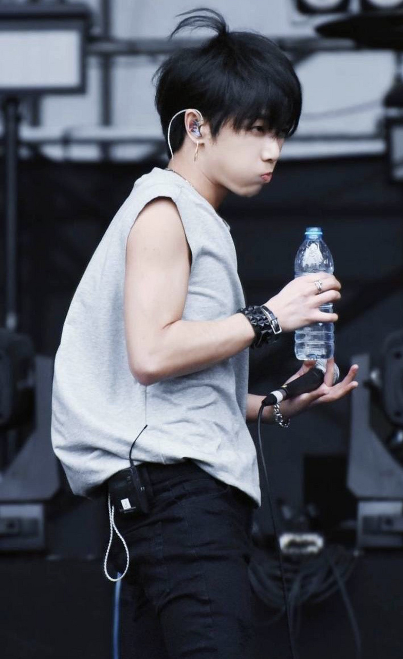 华晨宇# #涓流计划#  花花喝水的样子,简直[阴险]让人心生歹意,好想