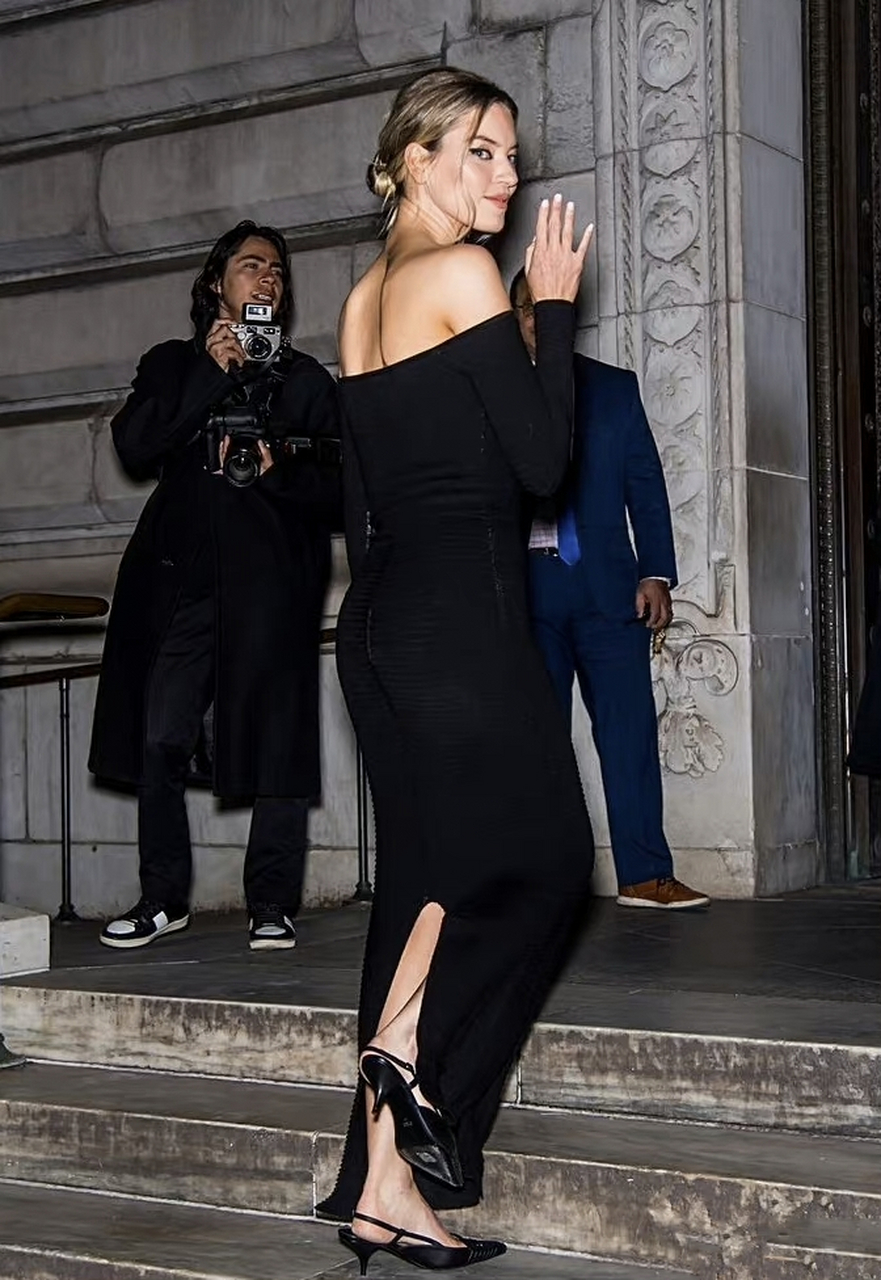 超模玛莎·亨特身穿黑色一字领抹胸长裙搭配低丸子头,露背紧身裙大秀