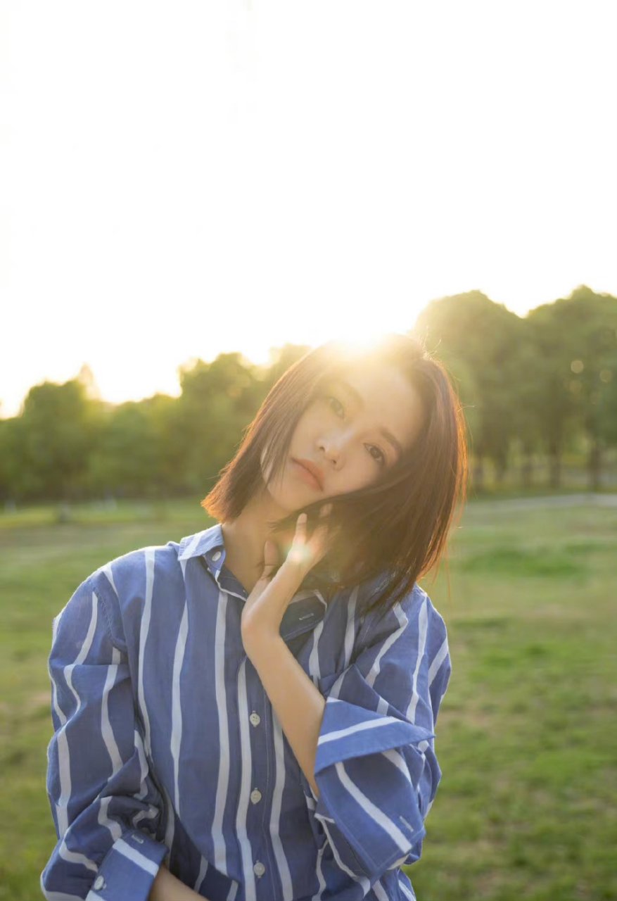 李沁身穿蓝色白竖纹拼接衬衫搭配牛仔裤,短发干脆利落更显清爽休闲