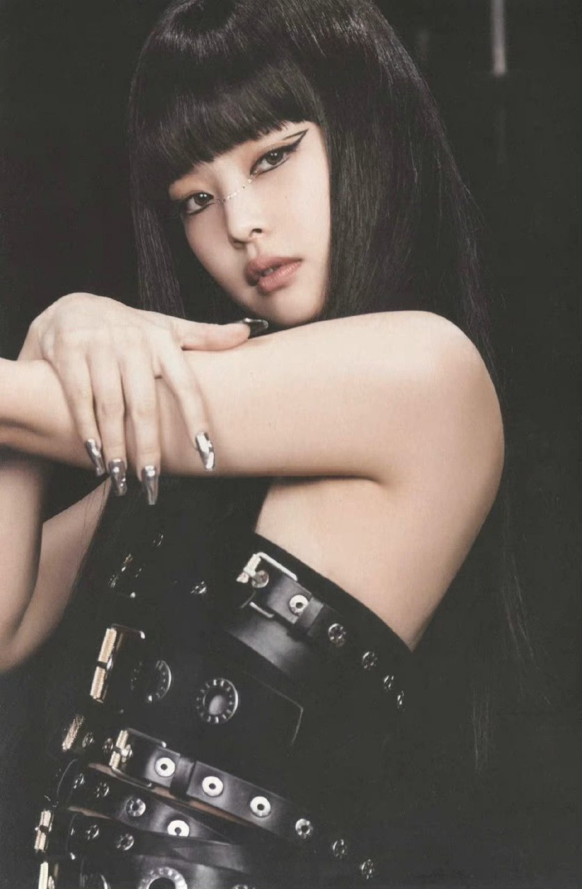 jennie黑长直齐刘海造型,身穿个性十足的抹胸上衣搭配短裙和长靴, 又