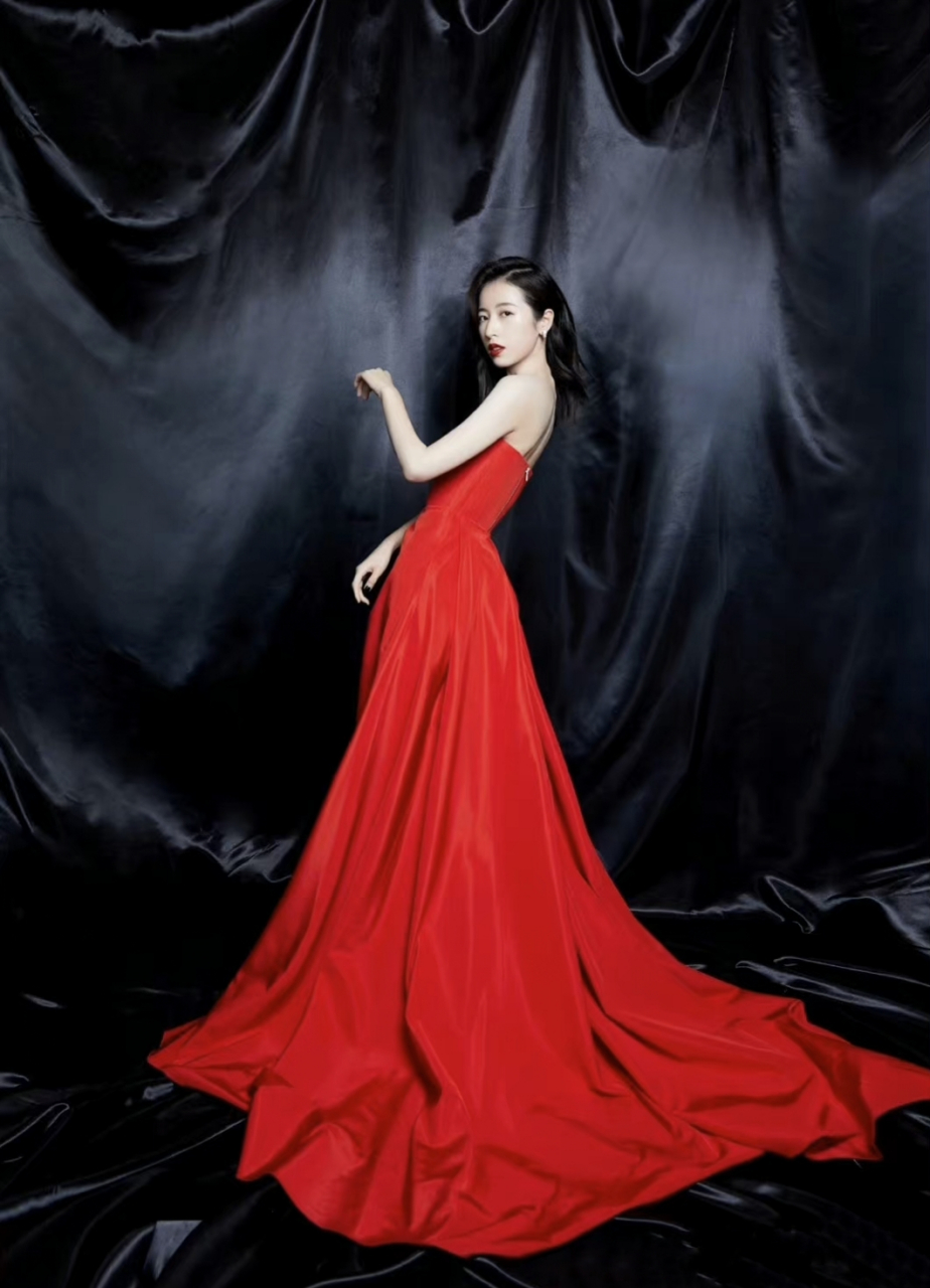 周雨彤身穿红色礼服搭配马丁靴,明艳与帅气兼具,抹胸和高开叉剪裁设计
