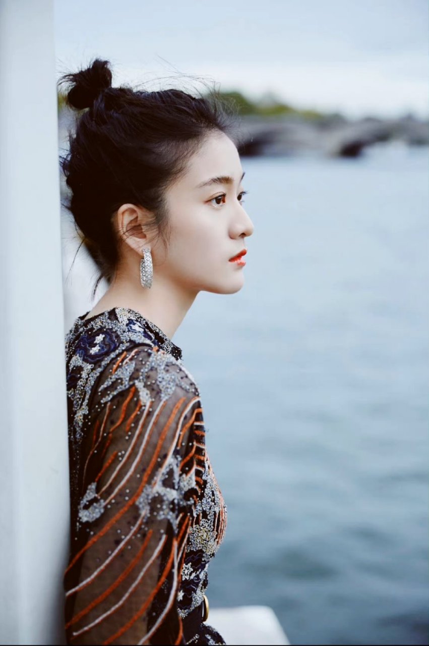 张雪迎一袭串珠印花长裙配上利落的丸子头,元气十足又散发着俏丽优雅