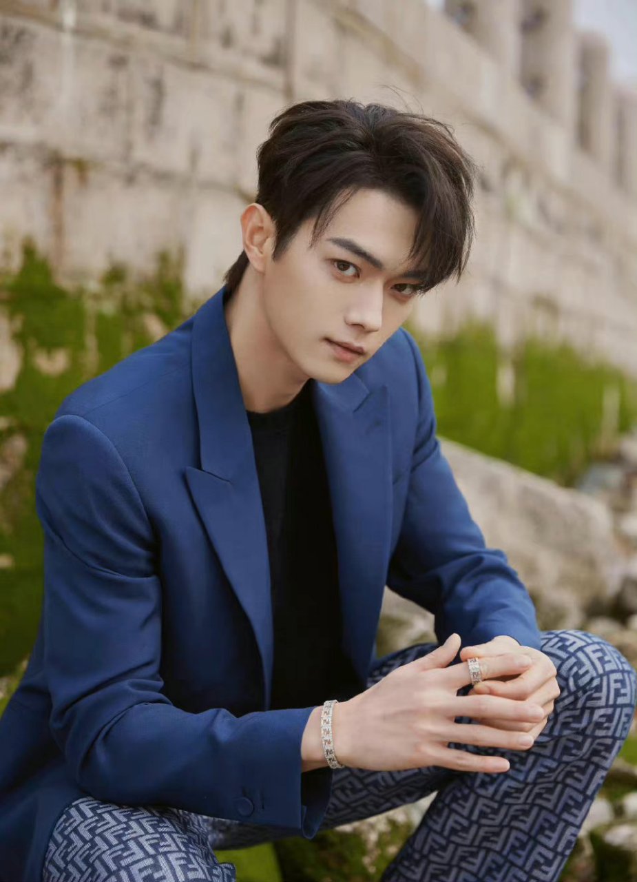 许凯身穿蓝色西装搭配同色系满印logo长裤,率性演绎春日雅致型格,配上