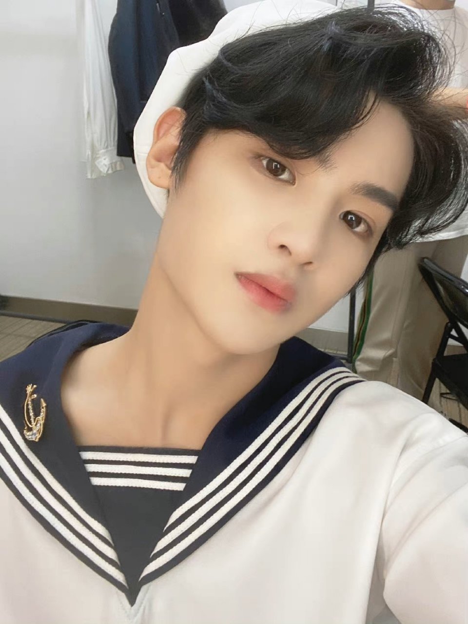 黄明昊身穿蓝白相间的水手服搭配白色贝雷帽,可爱阳光的青春风造型