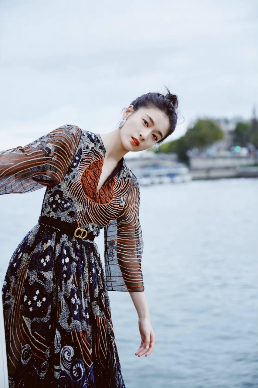 张雪迎一袭串珠印花长裙配上利落的丸子头,元气十足又散发着俏丽优雅