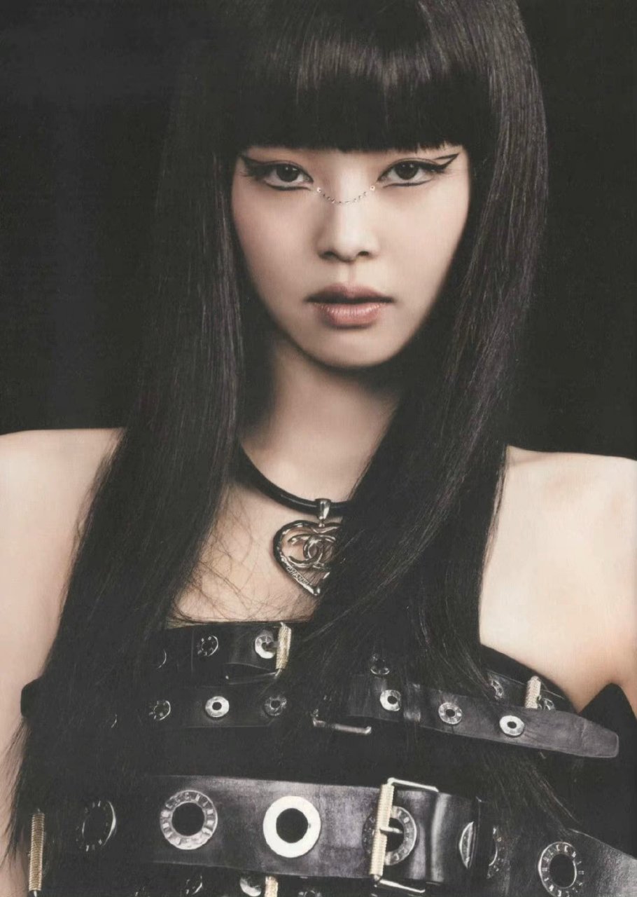 jennie黑长直齐刘海造型,身穿个性十足的抹胸上衣搭配短裙和长靴, 又