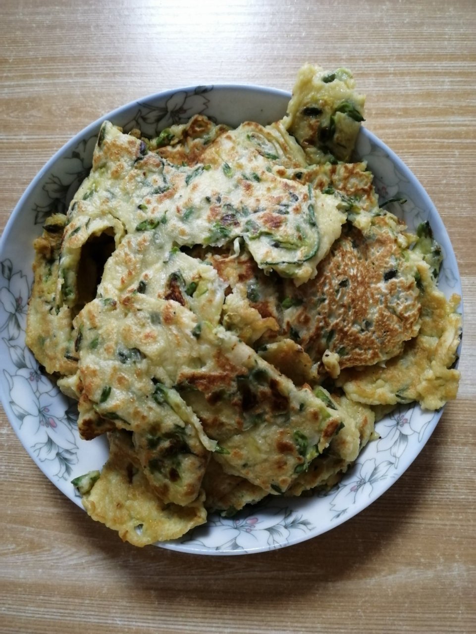 就是过年时候的大馍,风干了放到立夏,泡了加入鸡蛋韭菜,煎成饼子