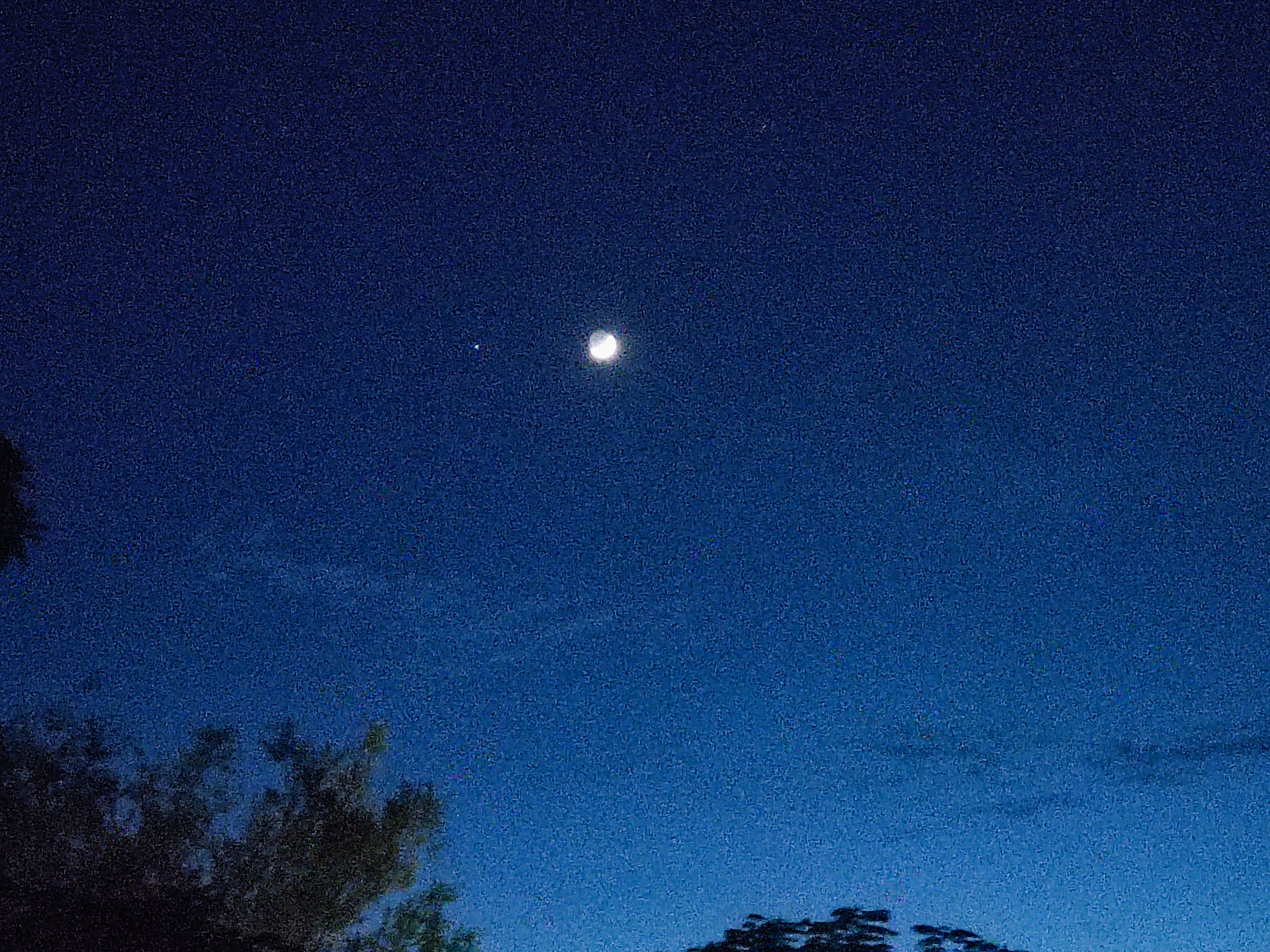 夜空中的月亮和星星