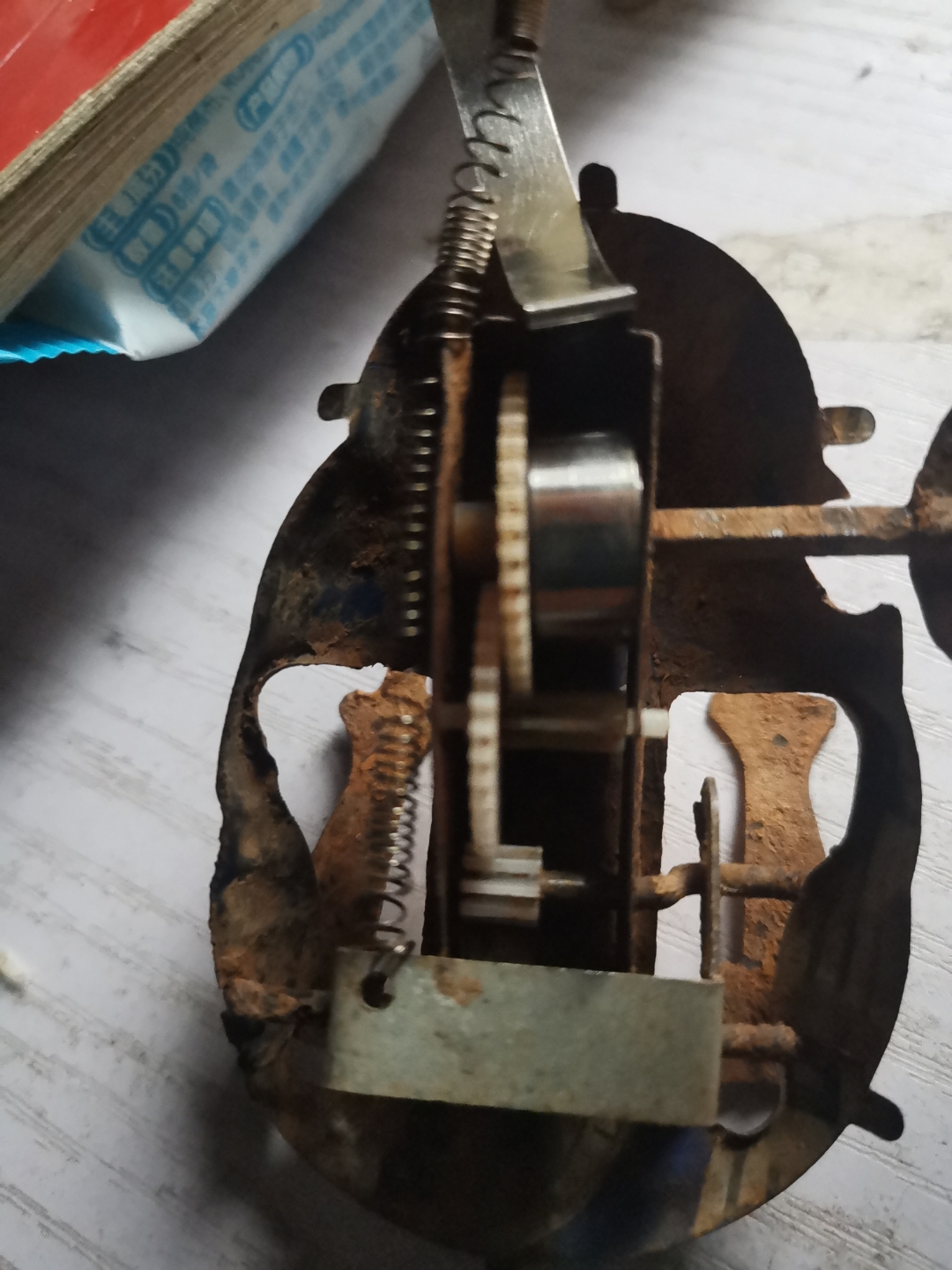 放了,至少6到7年的铁皮青蛙.拆开修了修,居然还能用?