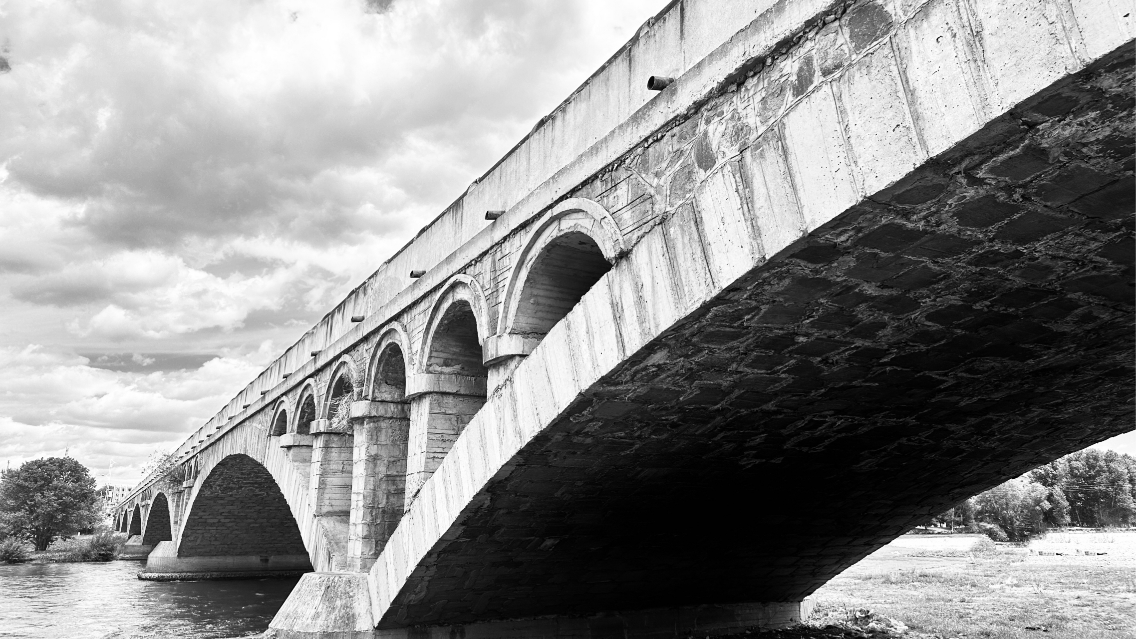 桥上云舒水静,生活如桥稳稳前行.#手机摄影# #摄影作品