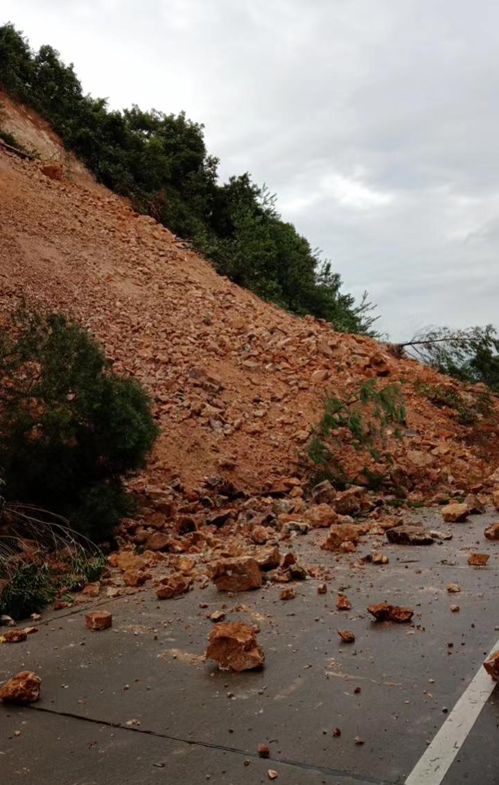 连续下大雨,导致山体滑坡