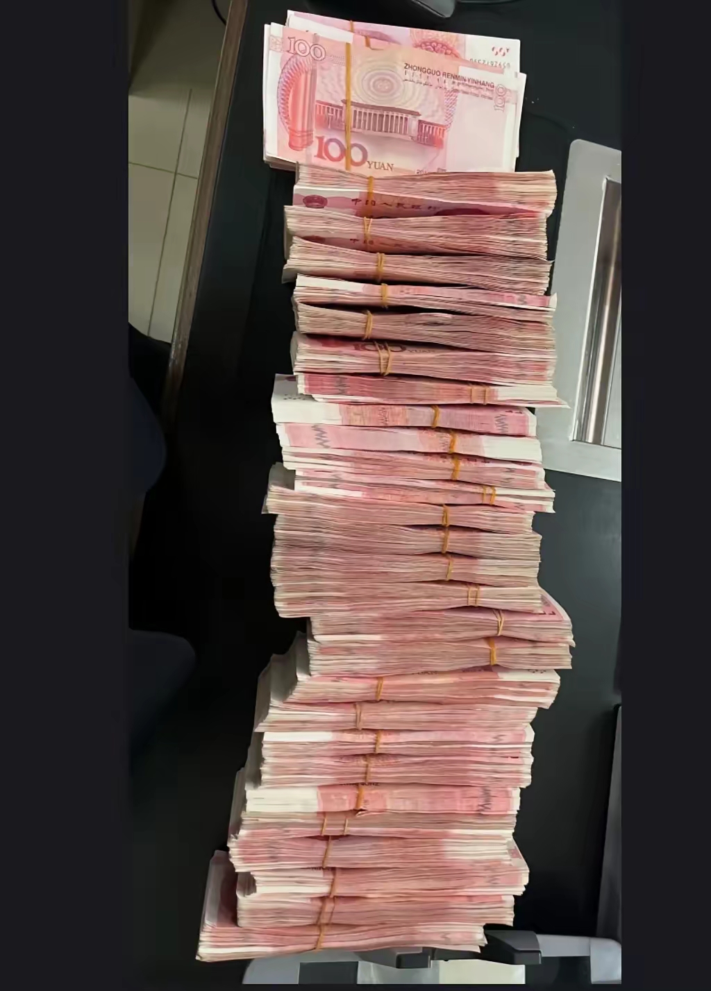 昨天下午我把银行里存的三十万全部取出来了不是家里着急用钱,而是