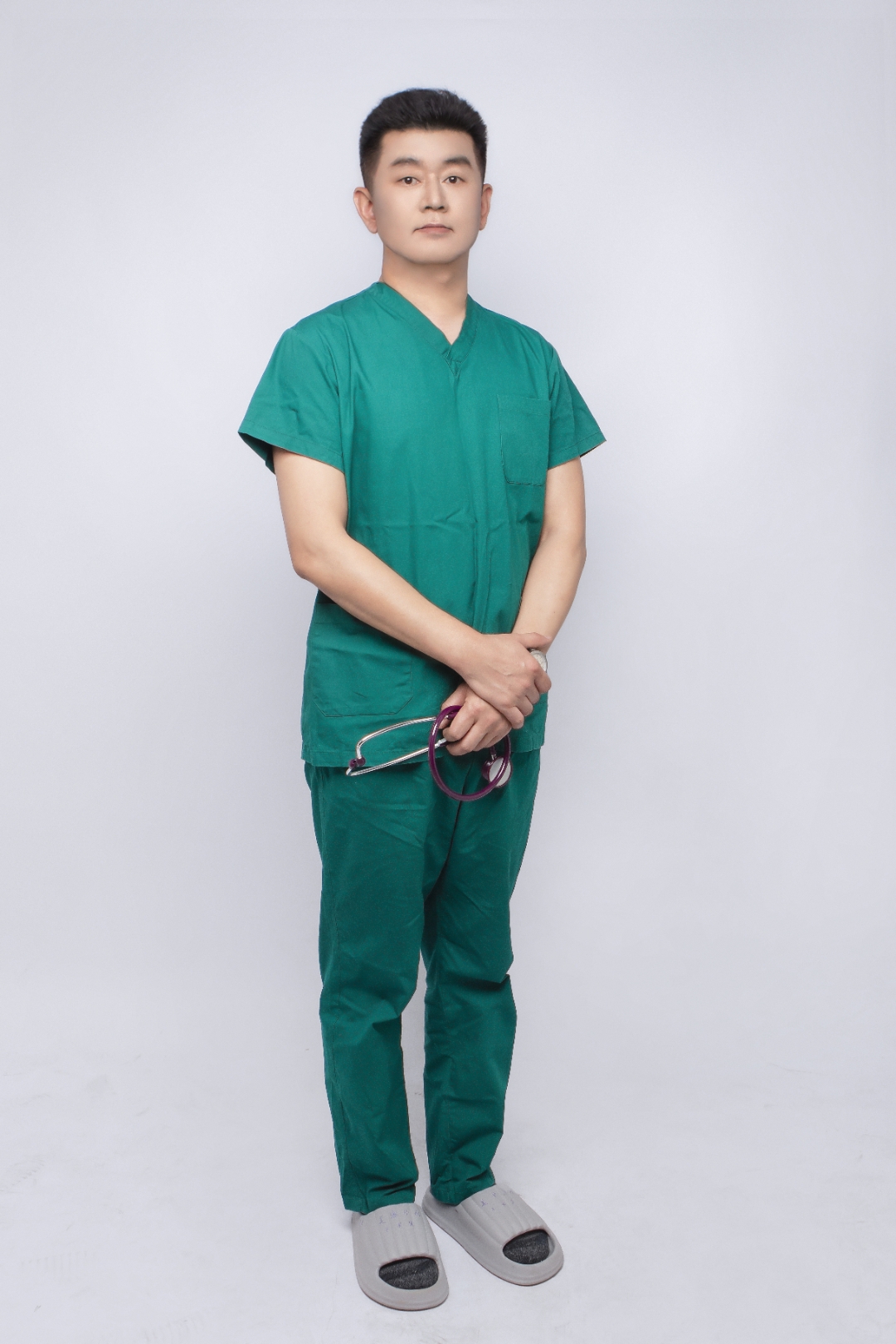 我刚从手术室出来,换下手术服,准备休息一下