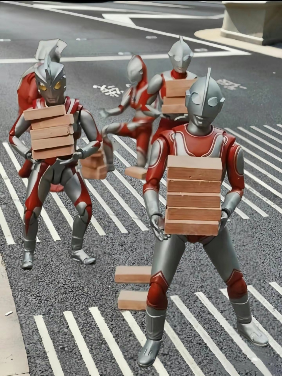 这年头奥特曼都要搬砖了,太卷了