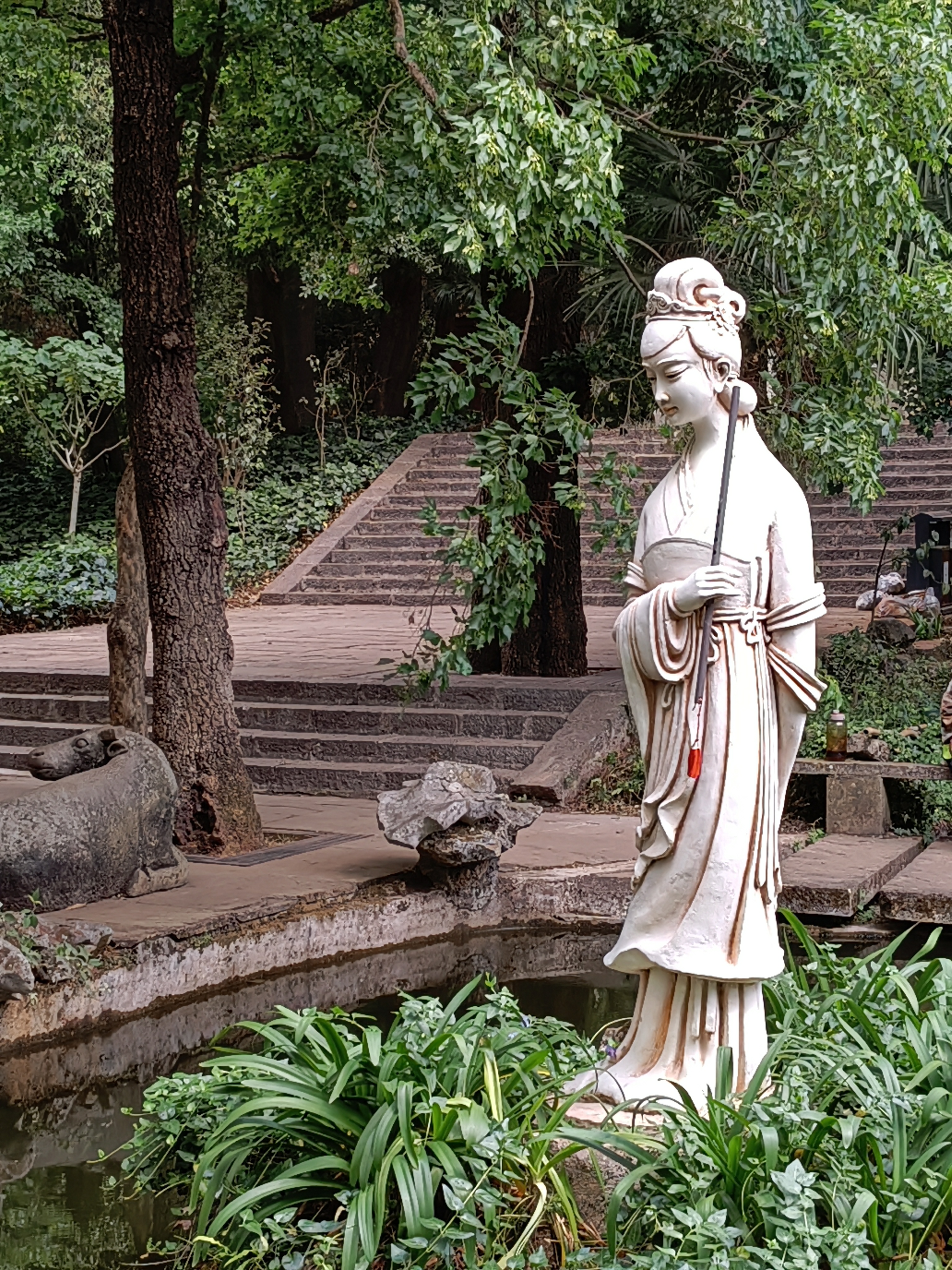 政策放开半年多了,各行业线下店也没见有什么起色