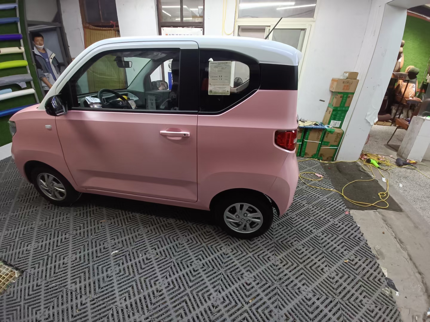 汽车改装# 五菱宏光mini.车车身改色.上下拼接.电光樱花粉.