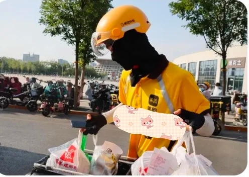 《外卖员》 车身挂盒饭,骑行象闪电, 上楼小跑一溜烟.