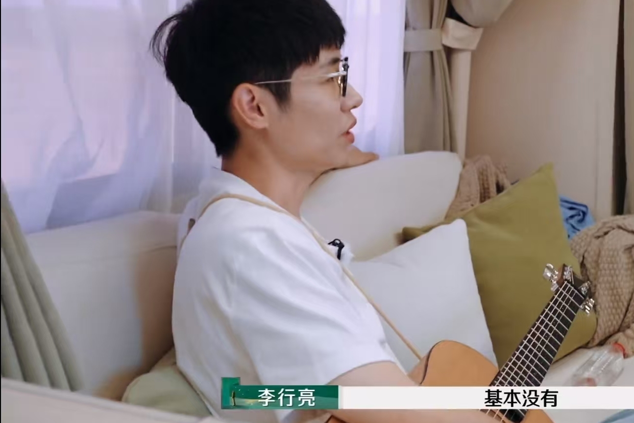 歌手李行亮对杨子说:"我的钱都归我老婆管,头两年我有公司我还知道我