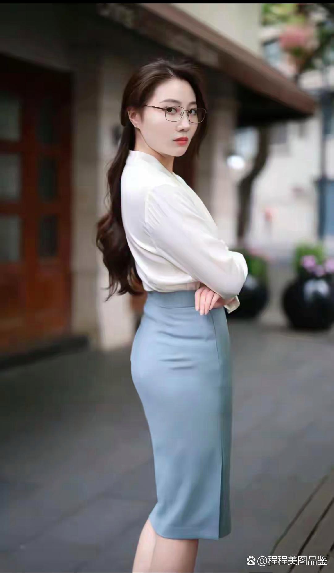 美女穿上新裙子,戴上眼镜,御姐风满满!
