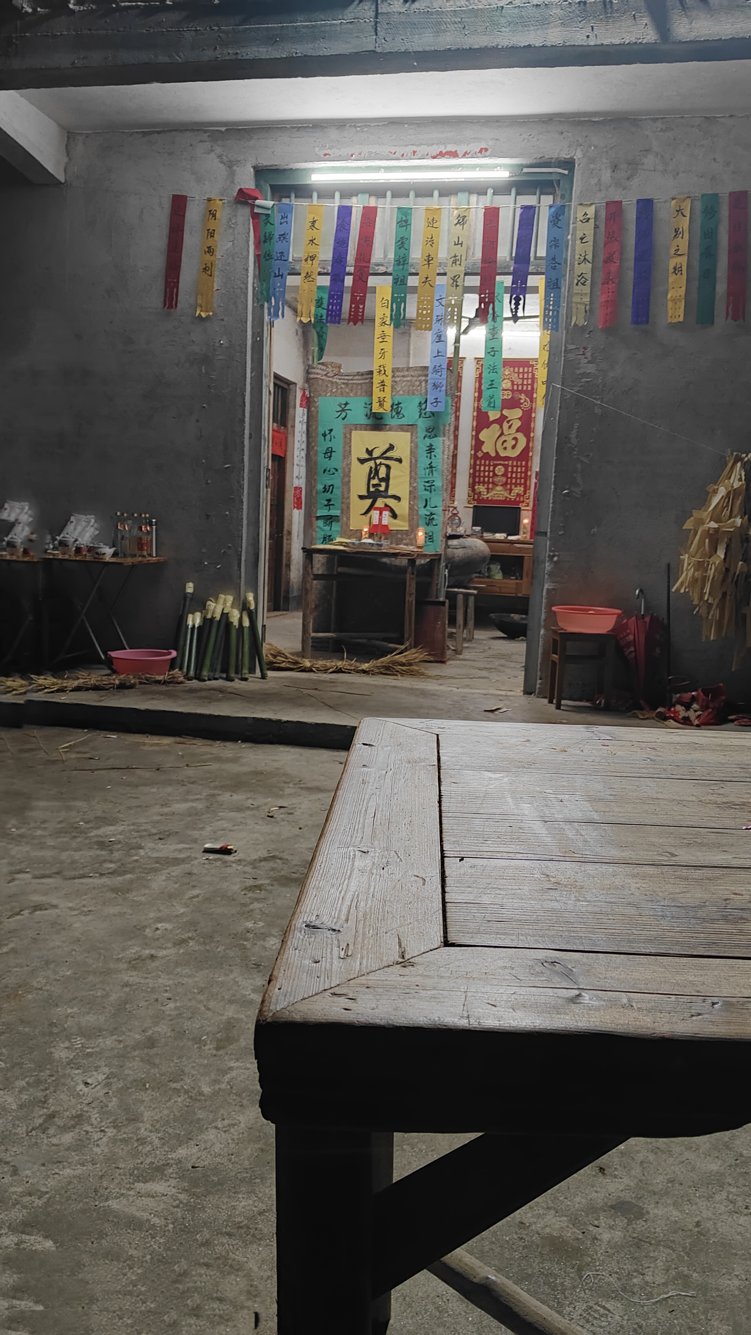 头带孝子帽,手拿孝子棍