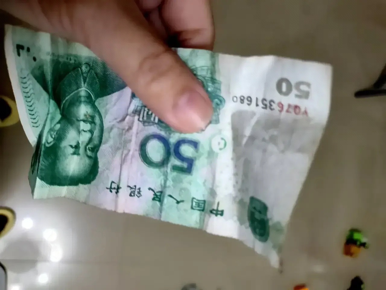 一到周末小姑子一家五口就来蹭饭,婆婆总是一大早就拿50块放在我面前