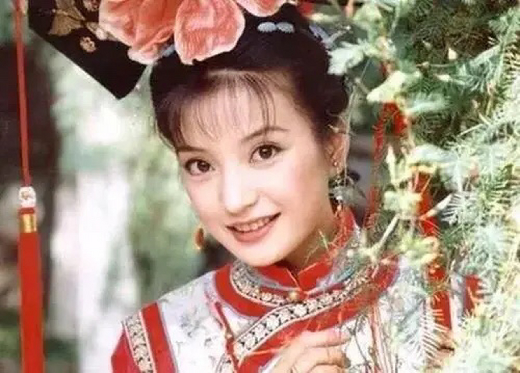 网罗天下八卦事# 2001年9月,赵薇被爆出"军旗装"事件,遭遇她人生中第