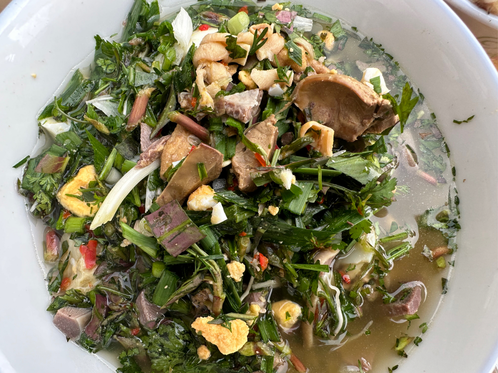 云南哈尼人的鸡肉与蘸水(原创) 云南哈尼族群众的饮食丰富多样,其中