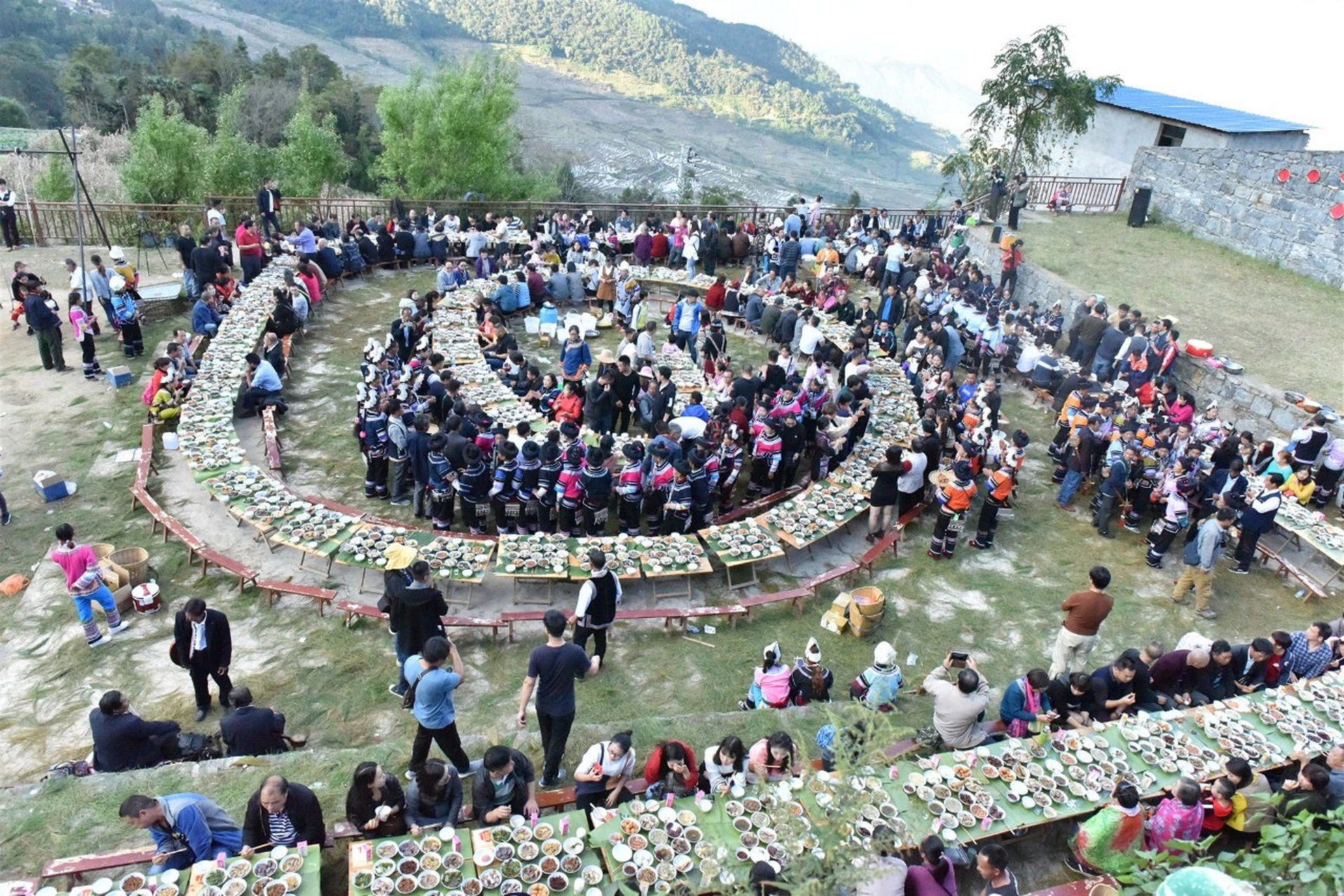 近日,云南绿春,红河隆重举行哈尼族长街宴,其中绿春长街宴规模庞大