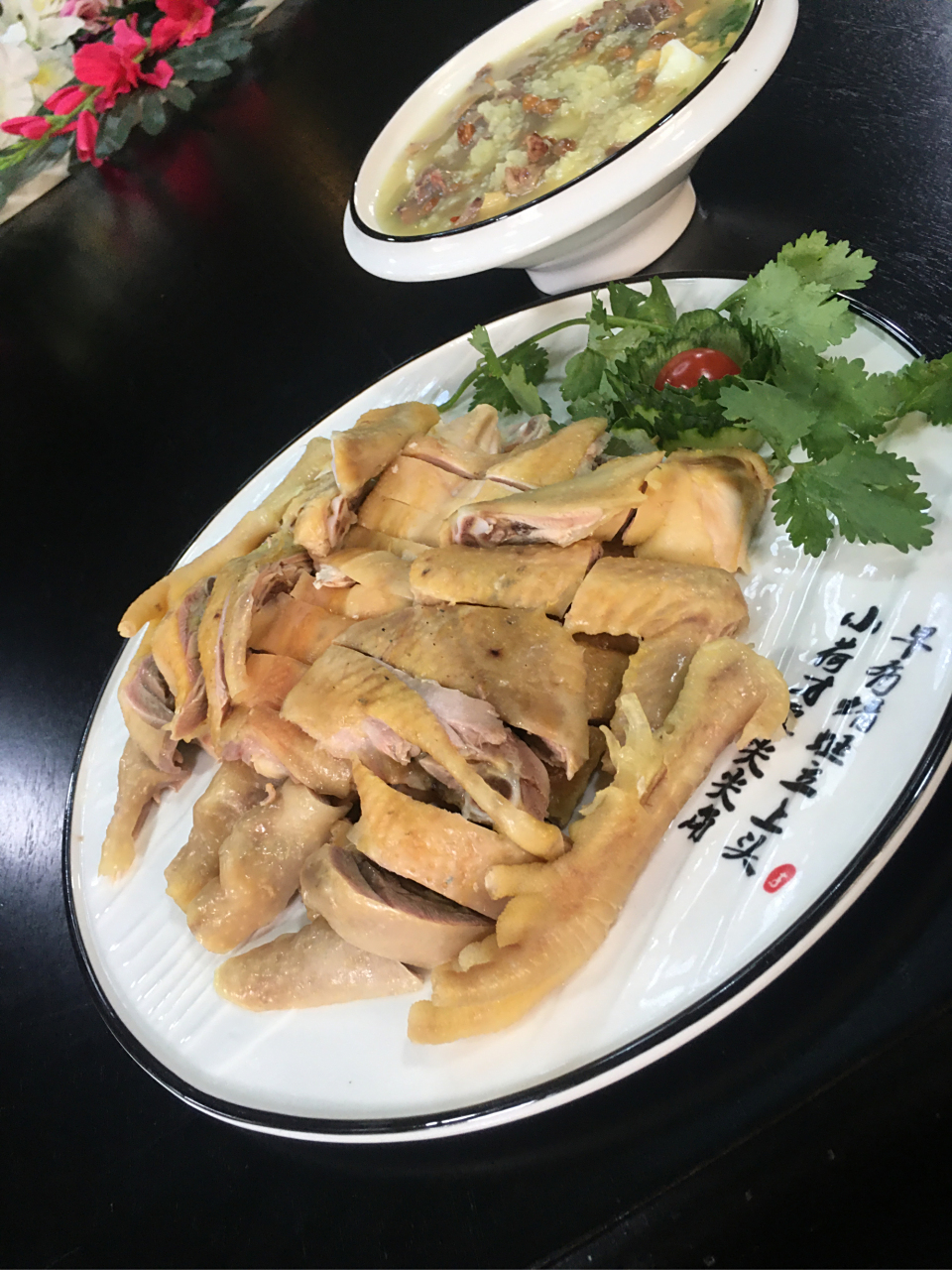 云南哈尼人的鸡肉与蘸水(原创) 云南哈尼族群众的饮食丰富多样,其中鸡