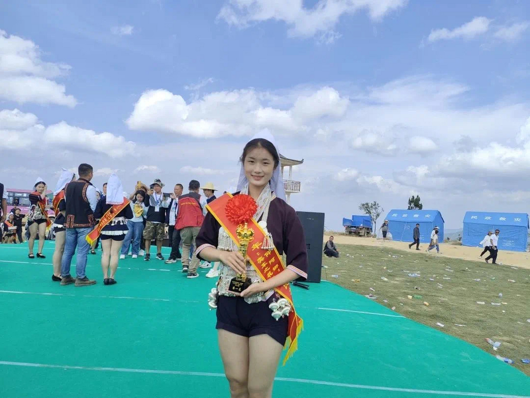 美女是不分民族的,各个民族都有美女,其中云南红河哈尼族中也有很多