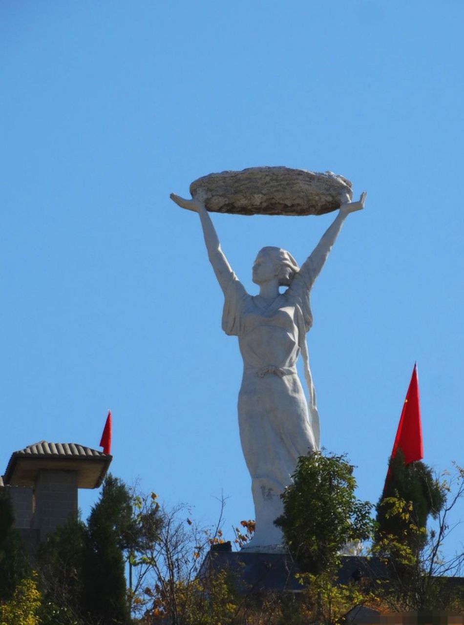 《登三堡女娲山有感》 共工怒触不周山,天崩地裂浊浪翻.